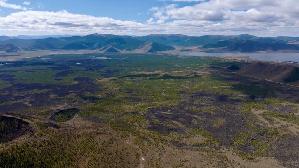 منظر جوي لبرية جبلية، موطن ماعز الكشمير والغزلان والذئاب ونمور الثلوج في منغوليا.