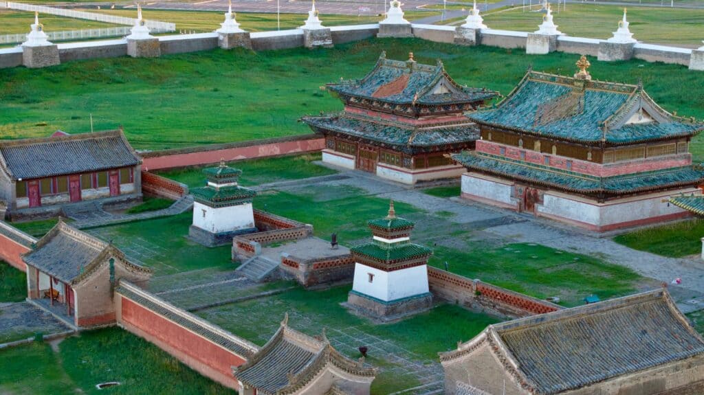 دير إردين زو المحاط بالعشب الأخضر والجدران القديمة في منغوليا.