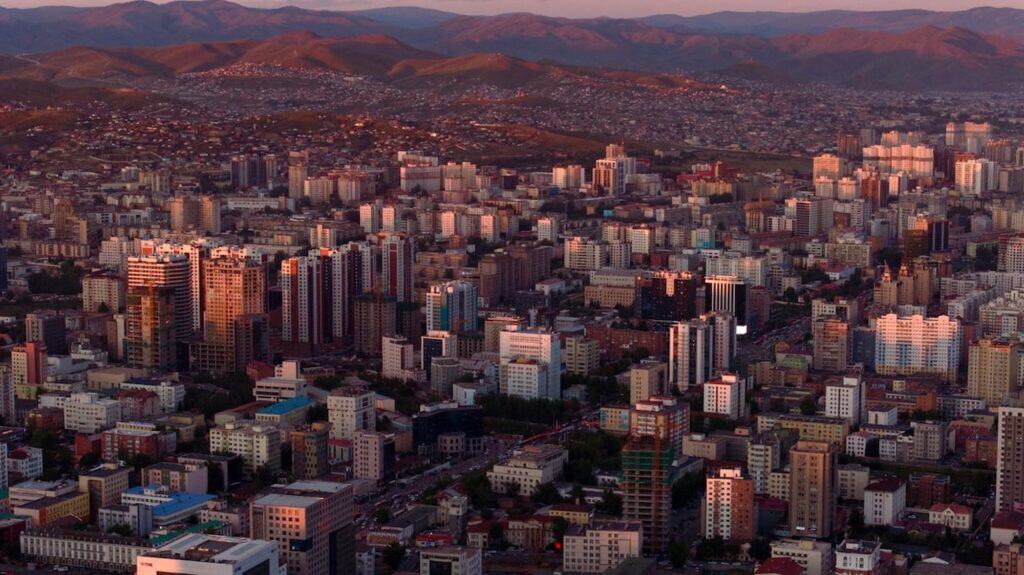 منظر جوي لمدينة أولان باتور، عاصمة منغوليا النابضة بالحياة والمحاطة بالجبال.