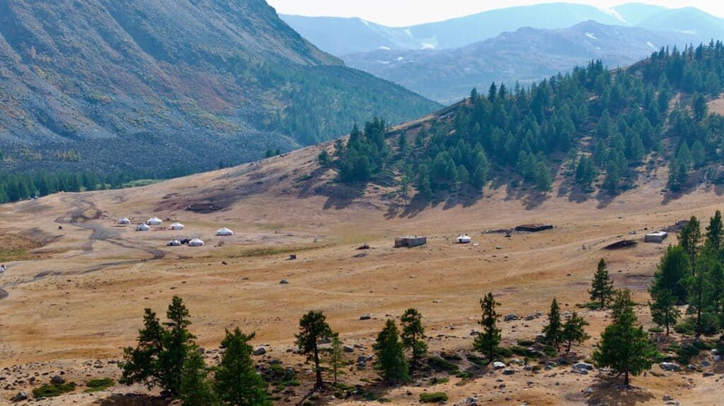 هضبة جبلية مرتفعة ذات قمم مغطاة بالثلوج وأودية وعرة في منغوليا.