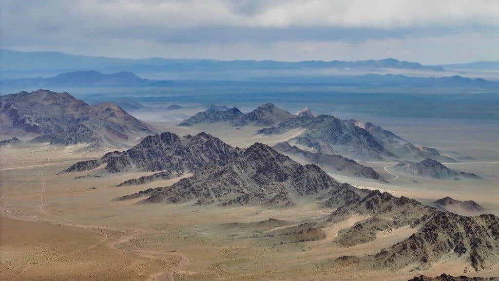 تشكيلات صخرية في باغا غازرين تشولو في صحراء غوبي في منغوليا.