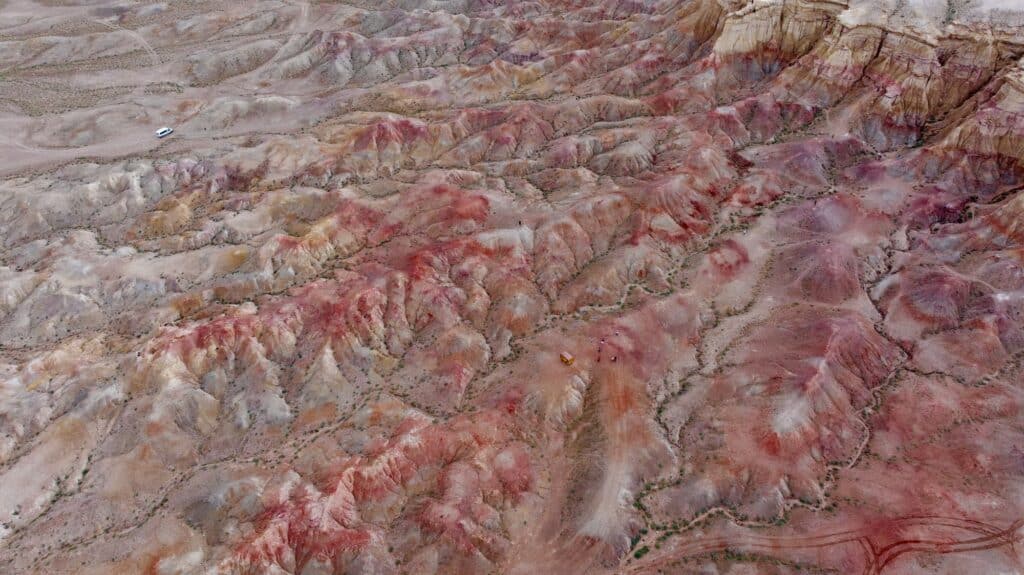 منظر جوي للتشكيلات الصخرية النابضة بالحياة في منغوليا.