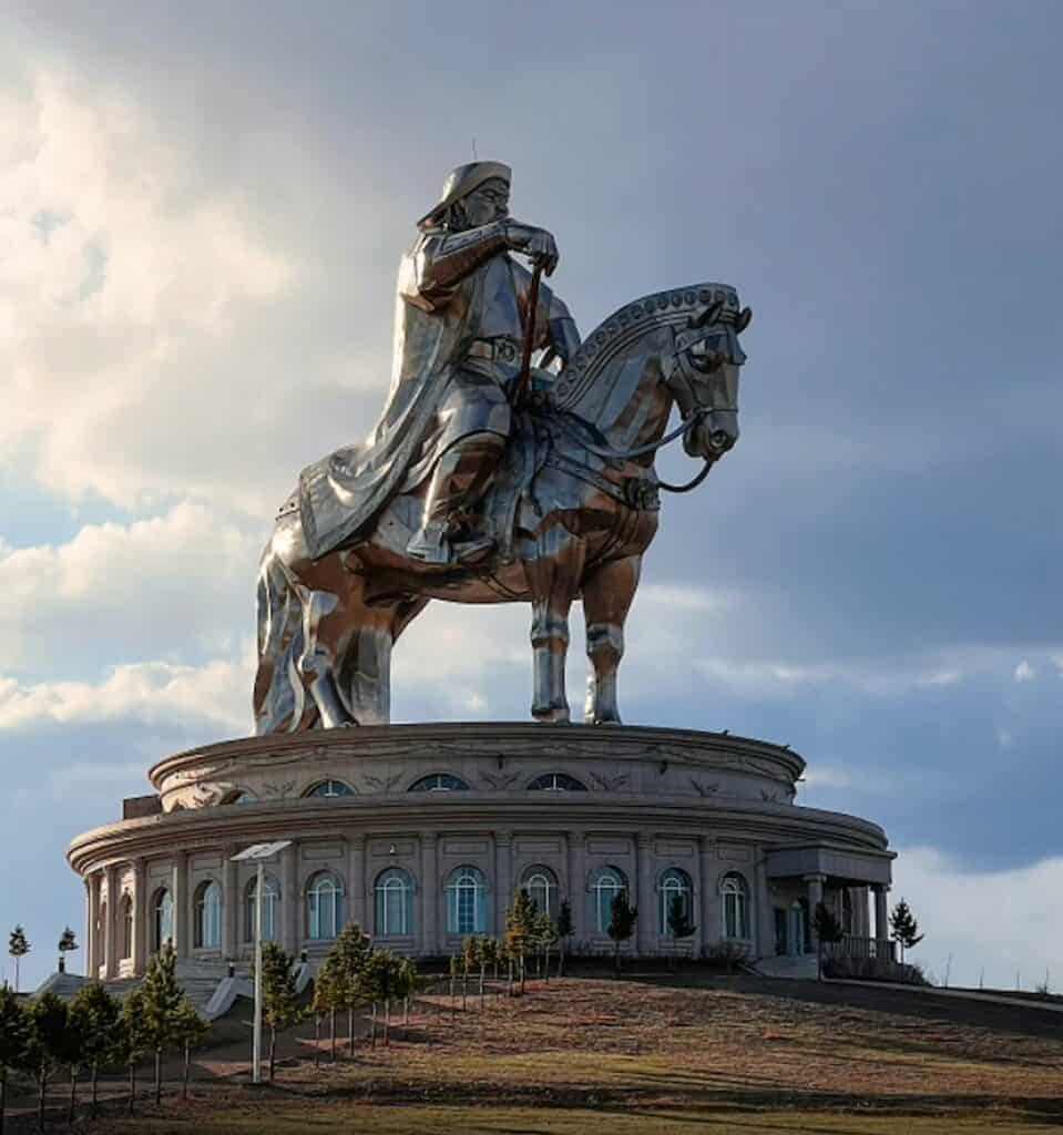 تمثال جنكيز خان على ظهر حصان بالقرب من أولان باتور، منغوليا.