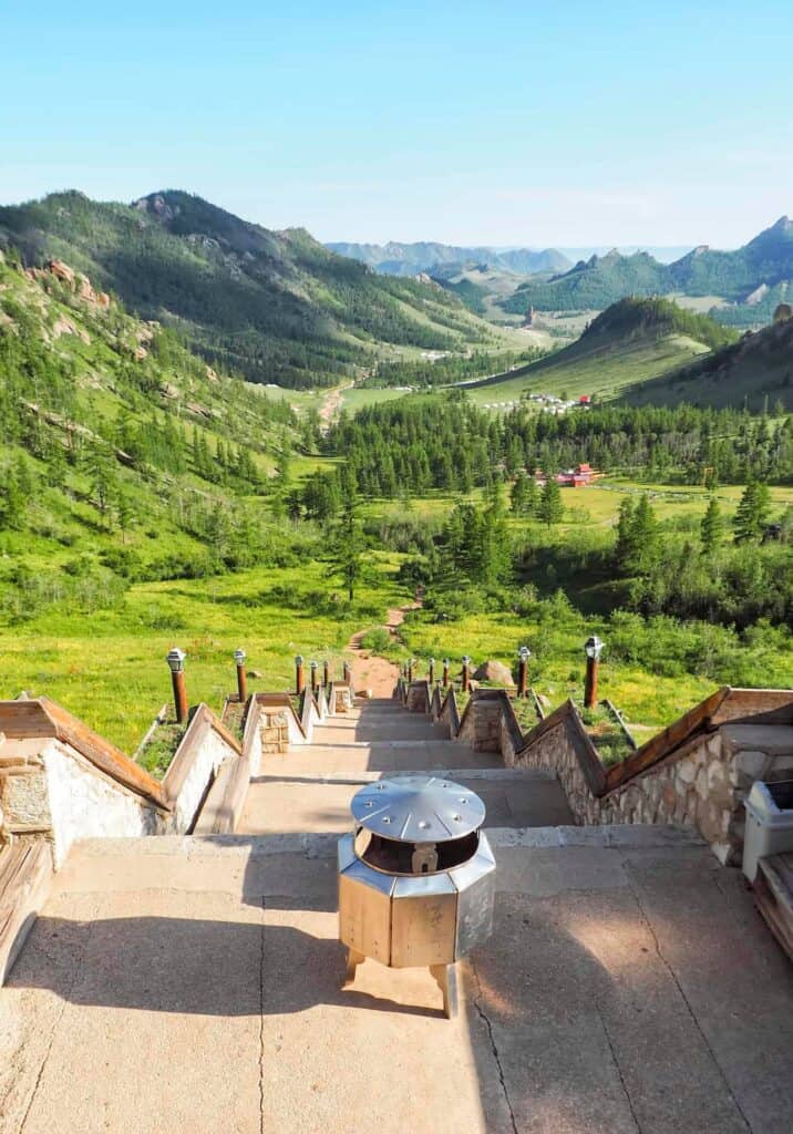 منظر خلاب للوادي الأخضر المورق في حديقة تيريلج الوطنية، منغوليا.