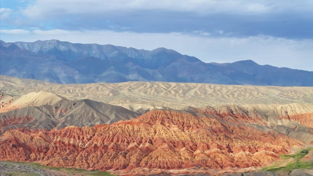 جبال ملونة متعددة الطبقات في منغوليا مع وجود نطاق بعيد في الخلفية.