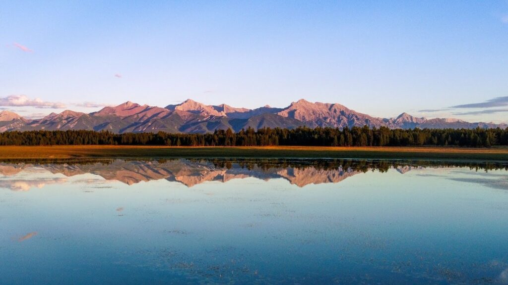 stunning lake landscape with mountains in the background.