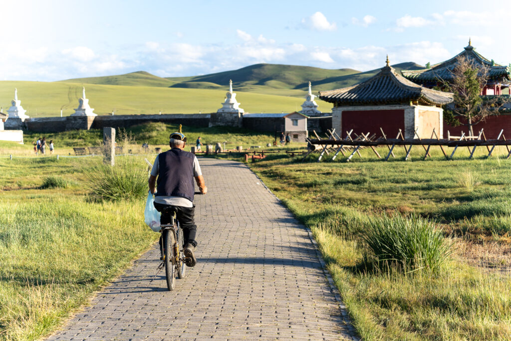 骑自行车走在额尔登祖乌的小路上