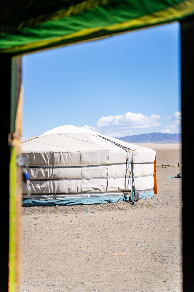 从一个蒙古包的门缝看另一个蒙古包 