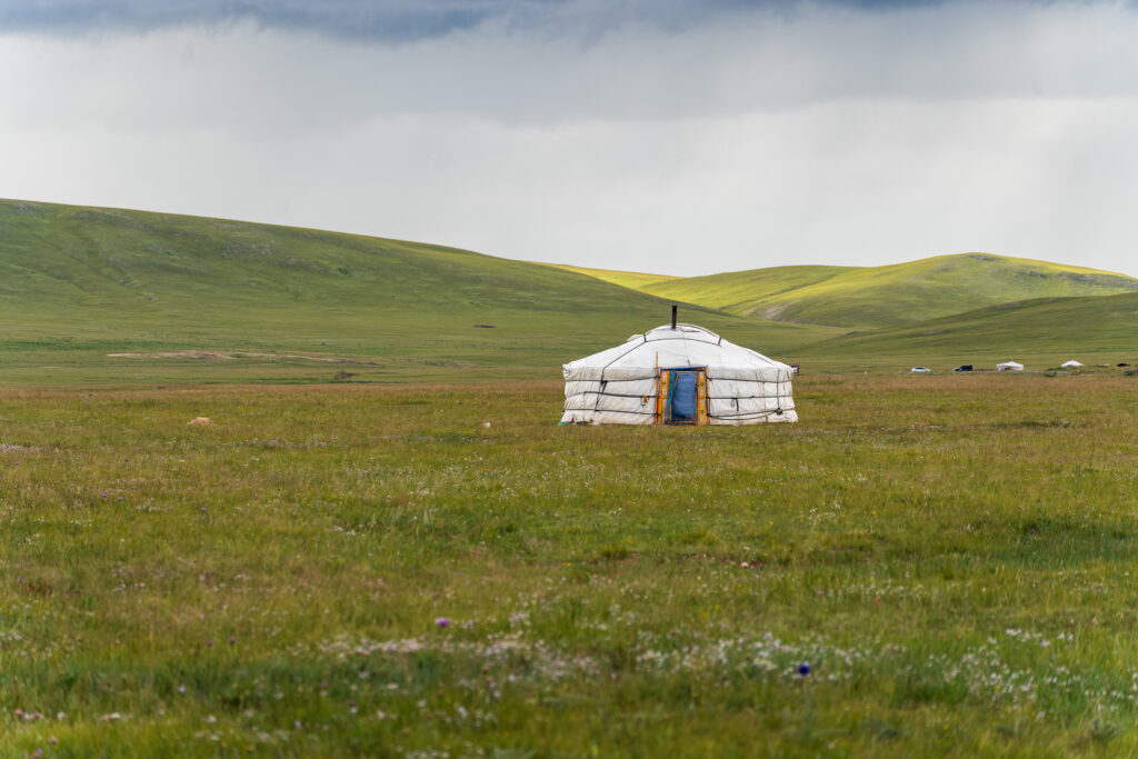 开阔地上的单人蒙古包